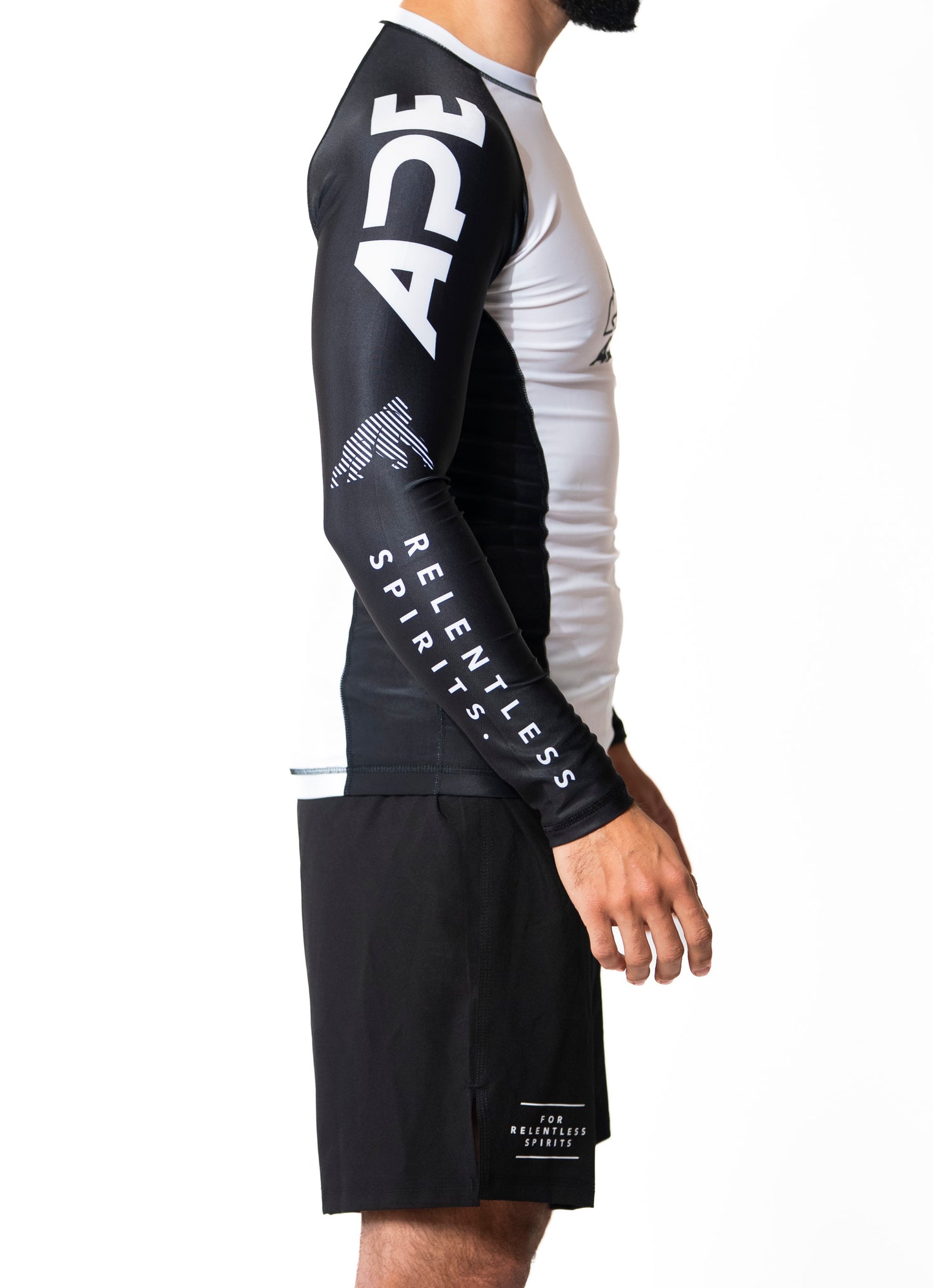 NUEVA Rash guard Relentless blanca manga larga negra