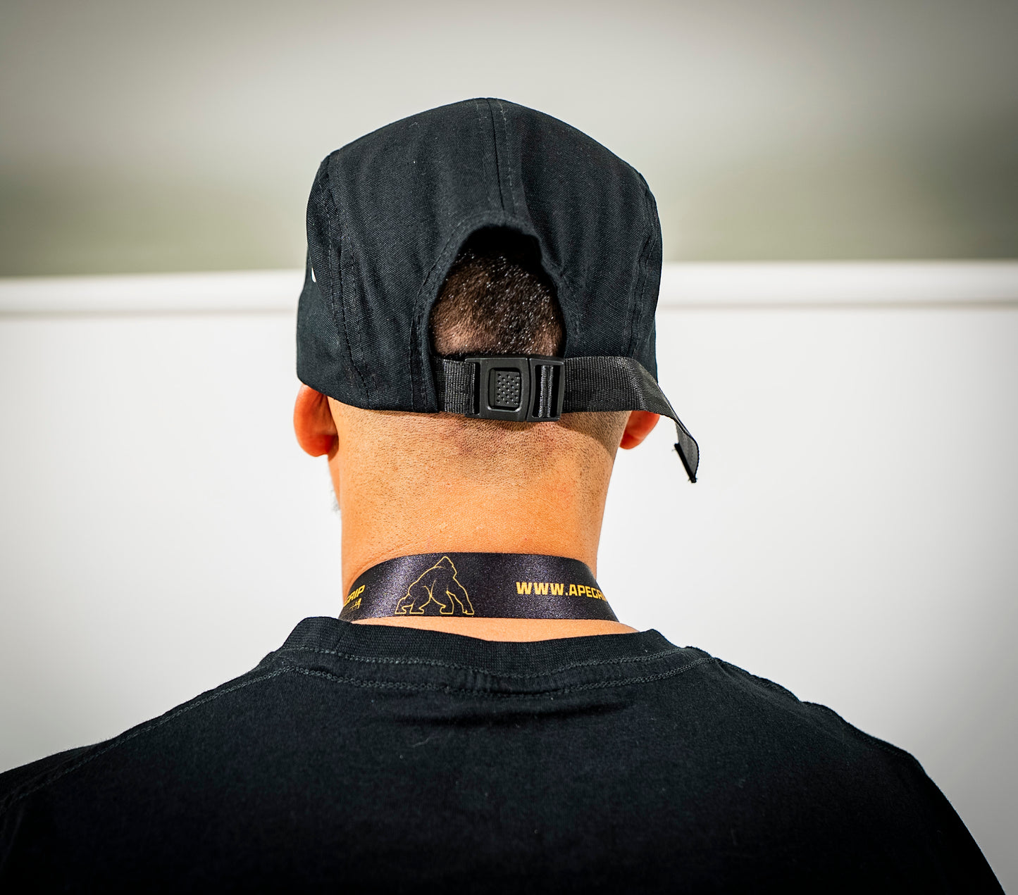 ApeGrip Five Panel Cap – Gorilla Flow (Negro / Café)